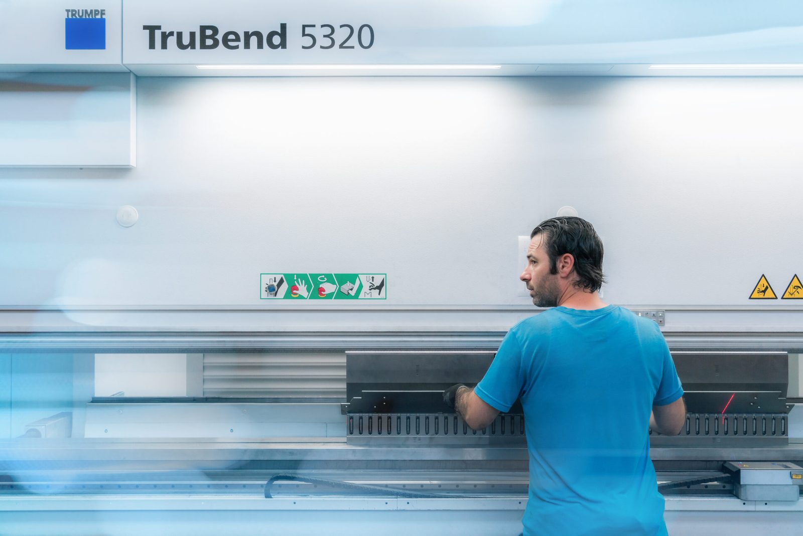 Gépkezelő a TRUMPF TruBend 5320 élhajlítógépnél