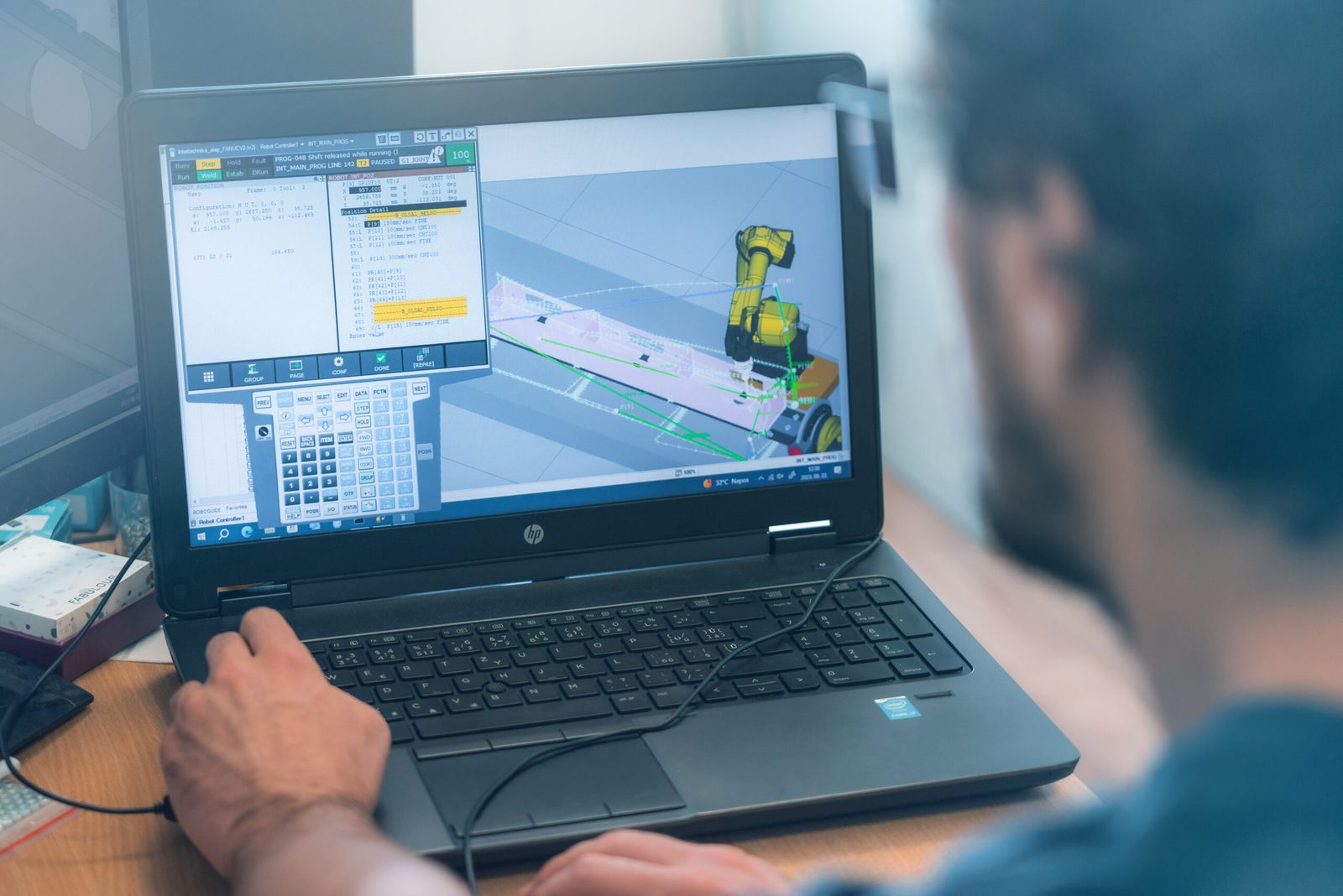 Ipari robot programozása szimulációs szoftverben, laptopon